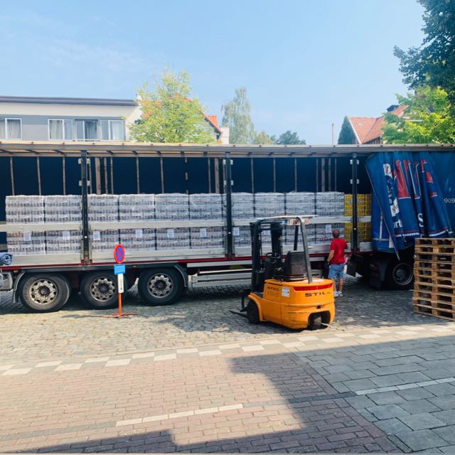 Forklift working beside a loaded trailer during Mix Drink BV dispatch